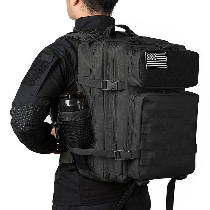 SAC CROSSFIT MILITAIRE TACTIQUE 50L "OPS" noir parter par un homme