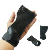 |14:193#BLACK Carbon fiberManique CrossFit en Carbone sans trou "PULL" porté sur une main