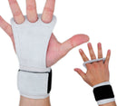 Manique CrossFit en Cuir 3 Doigts "MUSCLE UP" blanc porter sur les mains